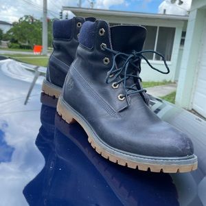 Navy blue timberlands size is 9.5